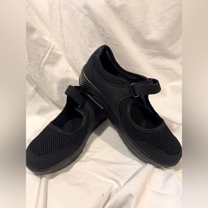 Velcro Mary Jane Shoe.  Size 6.5 (38).  *NEW*. Color Black